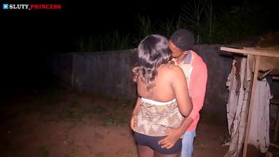 與來自俱樂部的胖乎乎的女孩進行街頭浪漫和熱辣的性愛